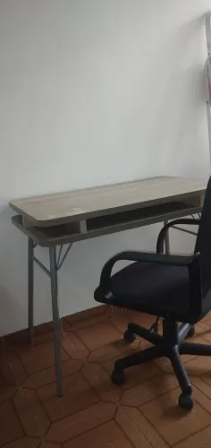 Vendo escrivania com a cadeira giratória