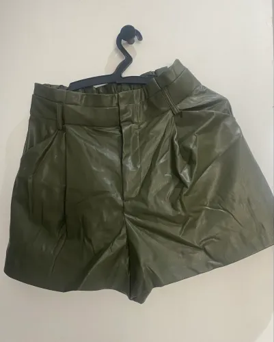 Shorts verde em couro ecológico Zara
