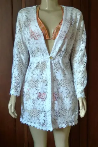 Saída de praia feminina em renda branca mangas longas fechamento com botão na cintura