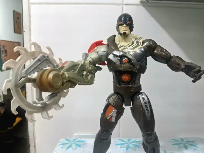 Action Figure Robô Mecânico com Serra Rotativa