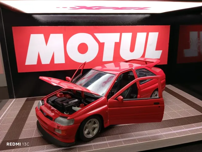 Rara Miniatura Ford Escort RS Cosworth - UT Models - escala 1/18