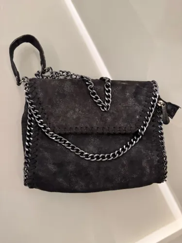 Bolsa de Ombro Preta com Corrente