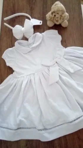 Vestido branco com tiara Tam G
