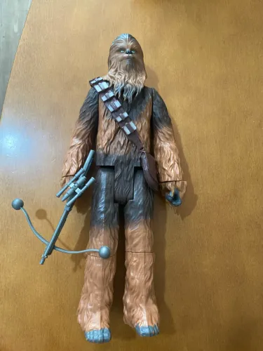 Boneco de ação do Chewbacca, um personagem da franquia Star Wars + nave Millennium Falcon