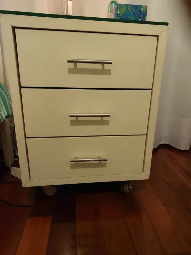 Cômoda com rodinhas e 3 gavetas