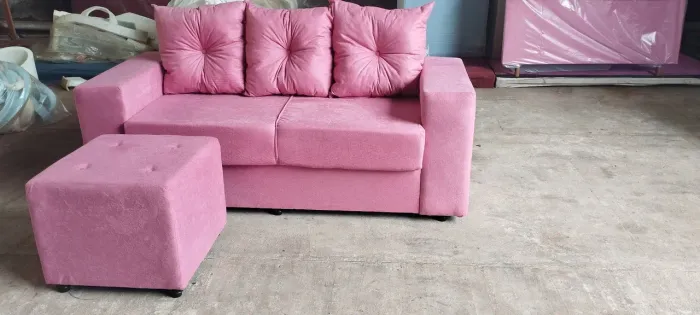 Móveis para sala. Sofá, puff extra grande e almofadas na fibras 