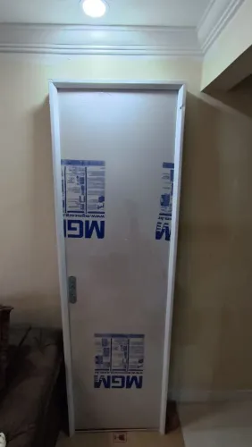 Vendo Porta de banheiro + Caixonete + Maçaneta (Leia O Anúncio)