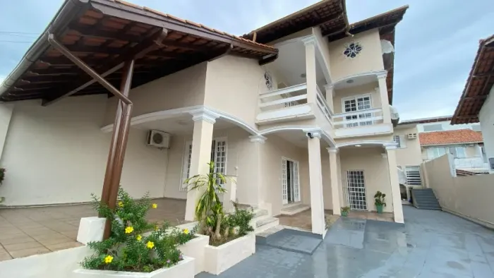 Casa no Conjunto municipal - 387 M² -4 Dorms (sendo 2 suítes) - Adrianópolis