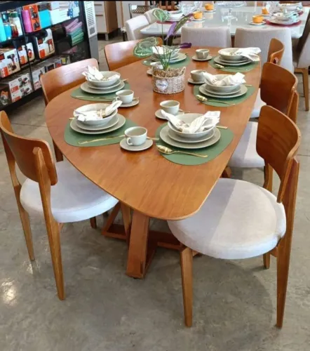 Mesa de Jantar em Madeira com Design Moderno