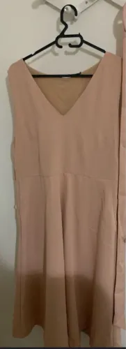 Vestido em tom nude com decote em V