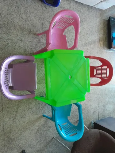 Mesa infantil com 4 cadeiras