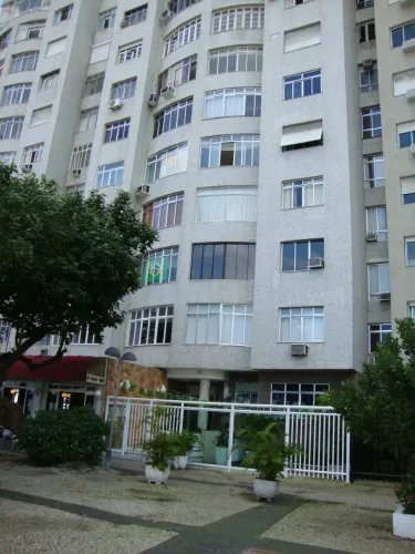 Excelente apartamento no Leme, em prédio de frente para a praia!