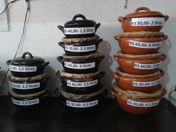 Panelas de barro novas, tamanhos variados