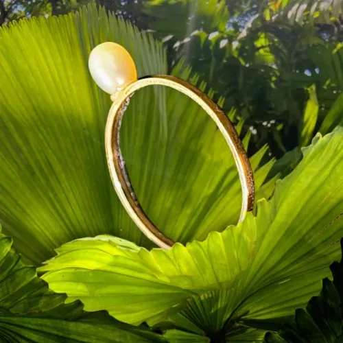 Anel Solitário de Ouro Amarelo Com Pérola Levemente Amarelada