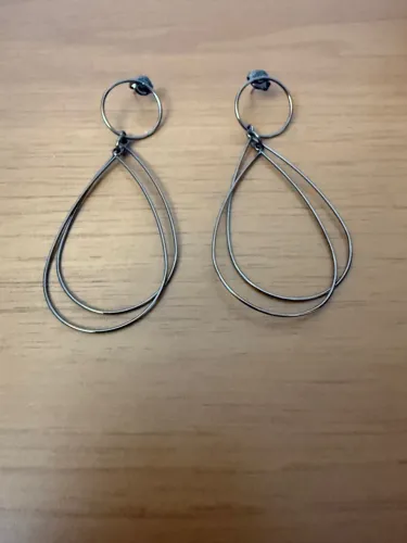 Brincos de argola e gota