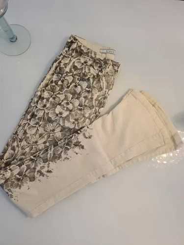 Calça jeans florida com tachas estilo boho/levemente boca de sino/creme marca: siberian
