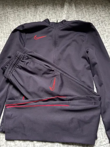 Conjunto Nike academy 21 cor rara