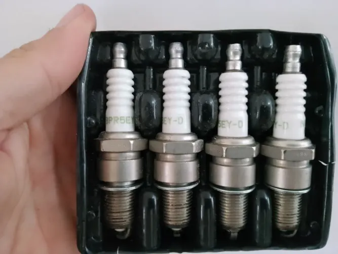 4 velas NKG BPR5EY-D