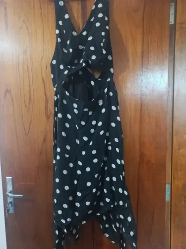 Vestido Animale poá, saia assimétrica, recortes e amarração na cintura.