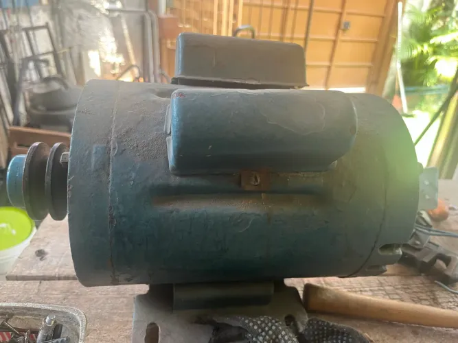 um motor elétrico Kohlbach antigo. 