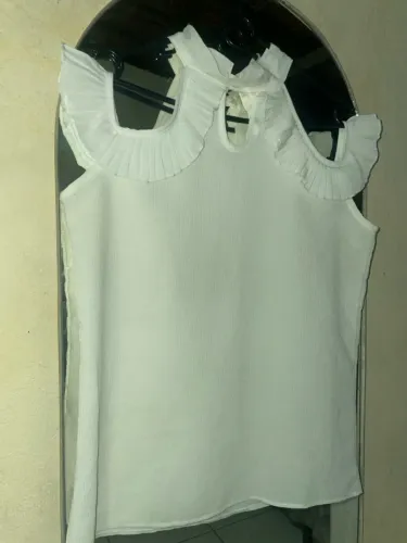 Blusa branca com detalhes nos ombros