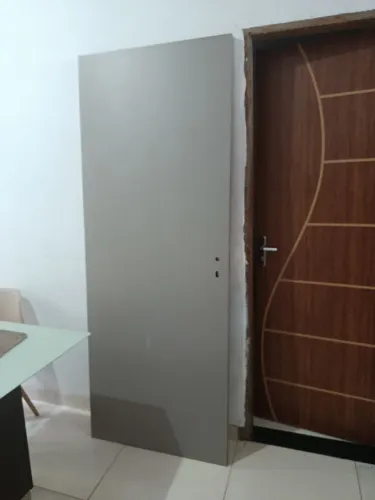 Vendo urgente porta  Lisa, mdf puro   Não acompanha fechadura nem portal