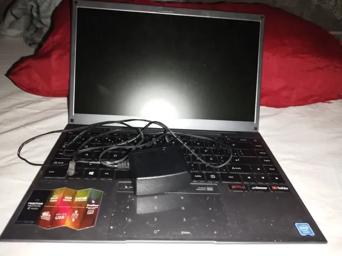 NOTEBOOK EM ESTADO EXCELENTE, COM UMA CAPA, MOUSE SIMPLES E CARREGADOR INCLUSO