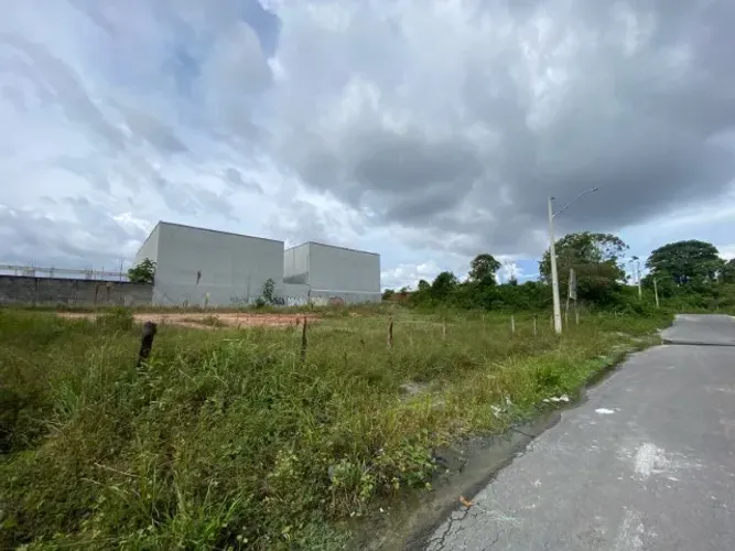Amplo Terreno Comercial de 2.400m² | Localização Estratégica Próxima à Av. das Torres