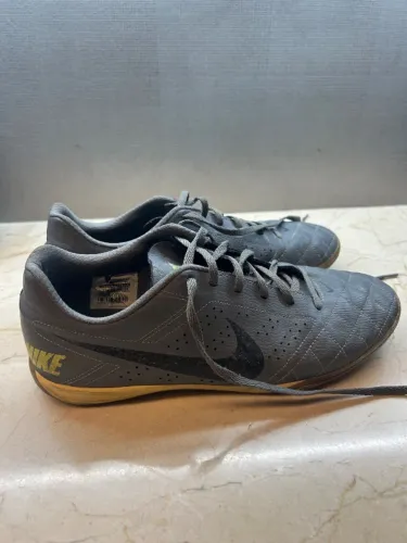 Chuteira de futsal Nike tamanho 43