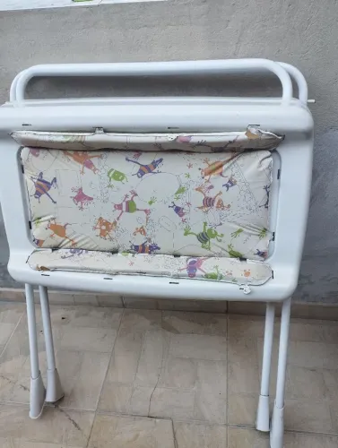Vende -se um suporte de banheira e trocado de bebê