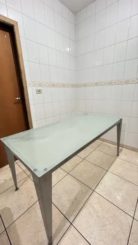 Mesa de jantar Tok&Stok com tampo de vidro fosco