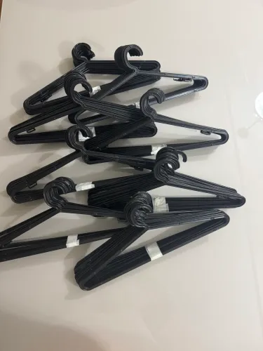 Kit com 80 cabides pretos