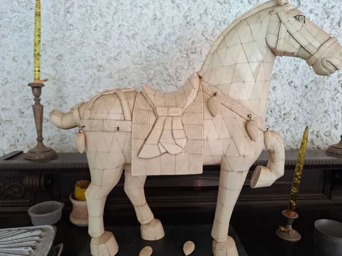 CAVALO EM MARFIM COM PEDESTAL 60 CM ALTURA COM A CABEÇA 45 CM GARUPA 65 CM COMPRIMENTO