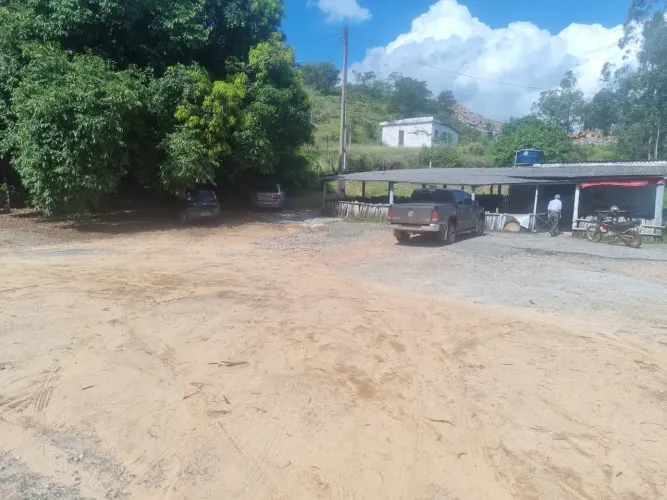 ALUGA-SE PONTO COMERCIAL NO TREVO DE PRADOS NA MG 383.