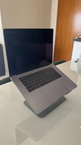 MacBook Pro 15" 2018 - i9 6-núcleos, 32GB RAM, 1TB SSD + Magic Mouse 2 e suporte - Testado
