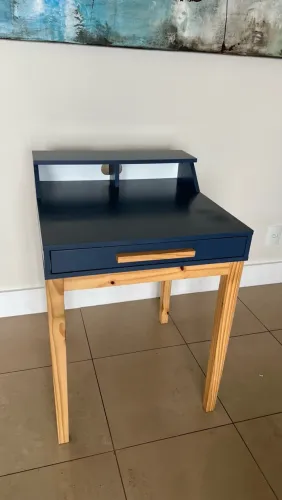 Escrivaninha azul com gaveta e prateleira 