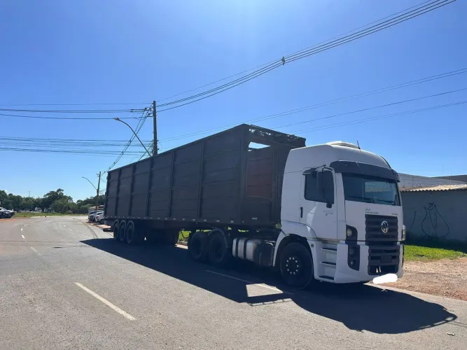 Cavalo Mecânico VW 25.390 e Carreta Piso Móvel Cavaqueira