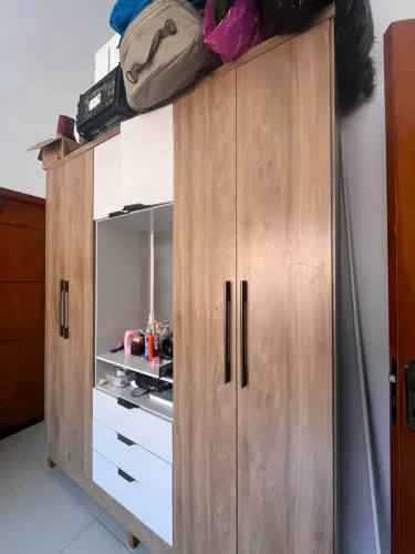 Guarda-roupa de casal com penteadeira e espelho