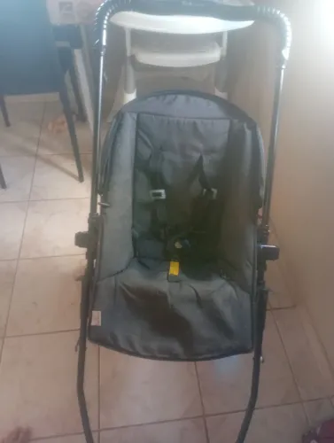 Estou vendendo esse carrinho de bebê já ta andando tô precisando urgente comprar umas