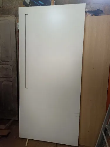 Porta Pivotante Maciça com Acabamento em MDF Branco (2,13m x 95cm)