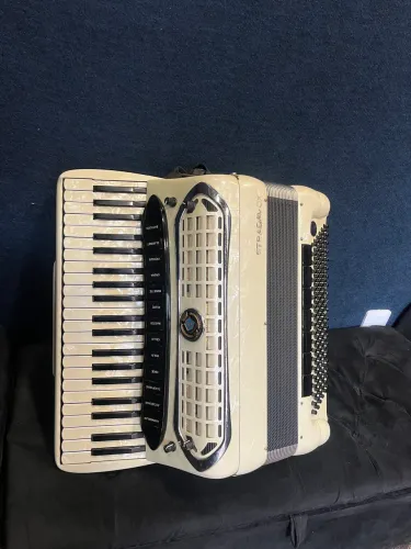 Acordeon 120 Baixos Stradavox 4/5 com Dupla Ressonância e Captação Instalada