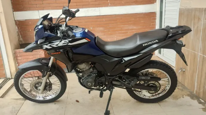 Moto bem conservada. Baixa quilometragem. Passo com IPVA e sem multas. 