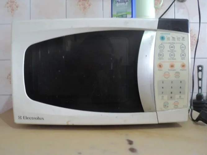 Micro-ondas Electrolux MEF28 Linha Fácil - 18 Litros - Funcionando