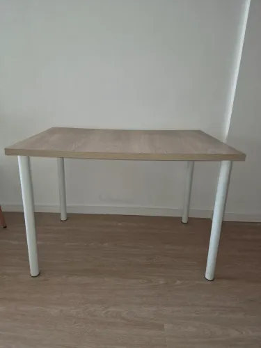 Mesa retangular jantar ou esceito 110x72 cm tampo amadeirado e pés brancos