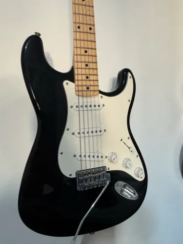 Guitarra Squier Stratocaster com Head Fender - Preta - NOVA