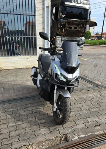 Honda ADV 150 - A Scooter que não tem medo de buraco!