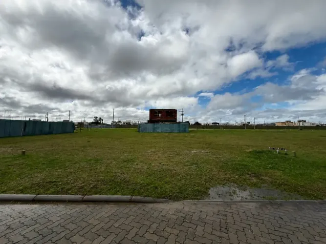 Terreno no Riviera, de frente para o lago.