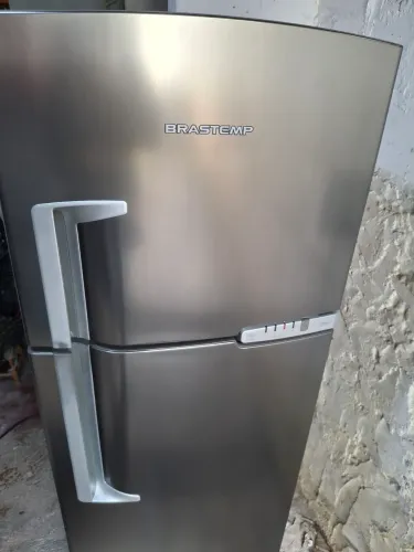 Geladeira semi nova 220v