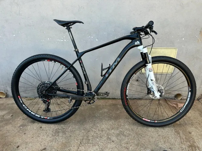 Bike MTB aro 29 full carbono