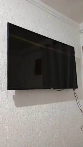 TV 42 POLEGADAS E SUPORTE DE PAREDE, NÃO É SMART. 